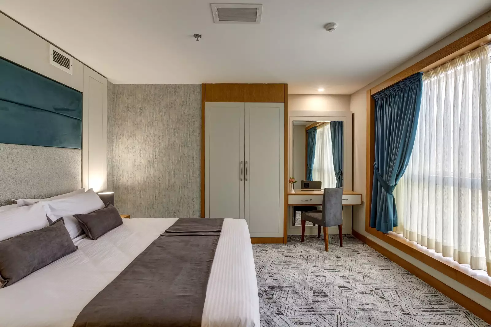 Alibaba https://cdn.alibaba.ir/ostorage/hotel-accommodation-images/6846b23ea1e6f83605b73706_سوئیت جونیور عادی 5.webp